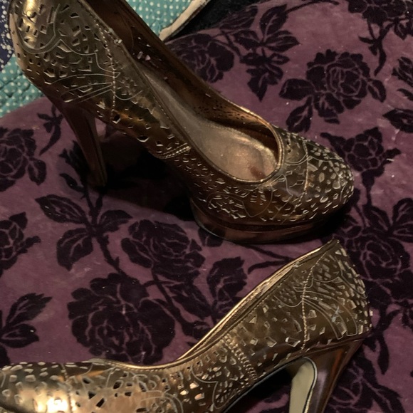 Gold cut out detail heels - Picture 2 of 3